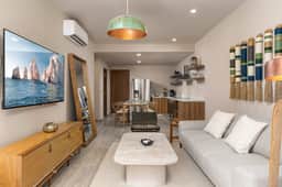 Relaxed Coastal Living – Pool, Parking & Full Kitchen