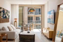 Relaxed Coastal Living – Pool, Parking & Full Kitchen