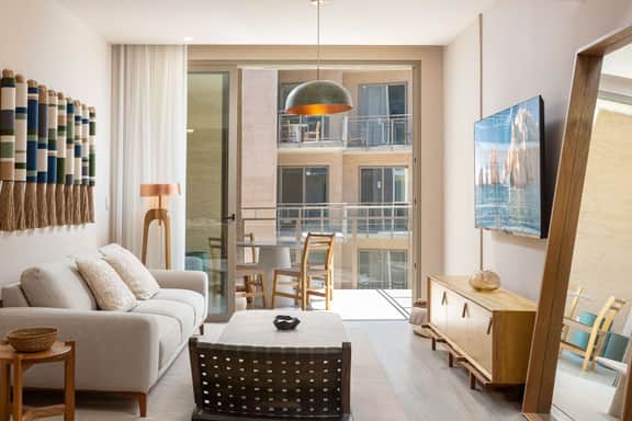 Relaxed Coastal Living – Pool, Parking & Full Kitchen