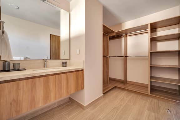 Relaxed Upper-Floor 2BR | Pool, Full Kitchen & Family Friendly