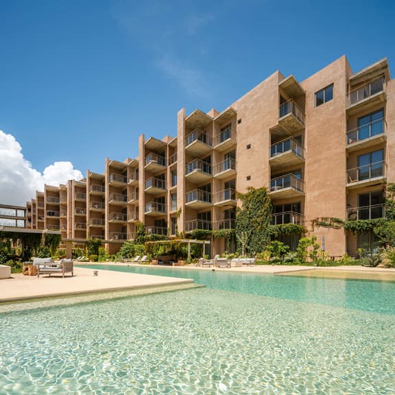 Relaxed Coastal Living – Pool, Parking & Full Kitchen